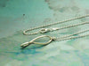 Kette mit Anhänger gebogenes zartes Blatt aus 925er Silber
