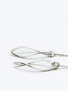 Ohrstecker aus 925er Silber mit geschwungenem Blatt aus Silberdraht liegend